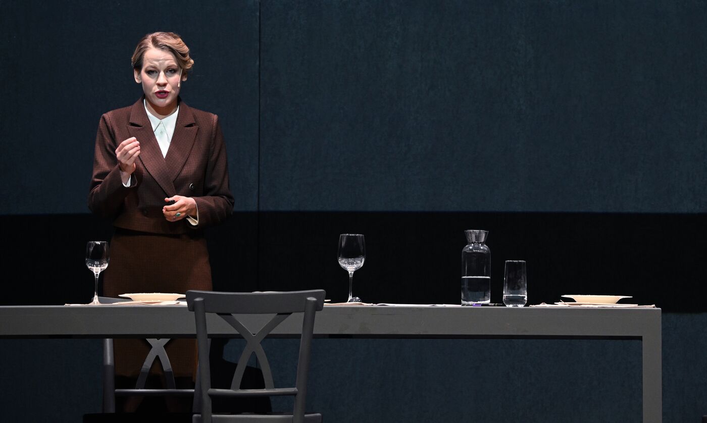 Выставка "Россия". Показ спектакля "Школа этикета"