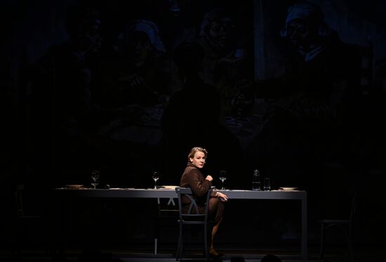 Выставка "Россия". Показ спектакля "Школа этикета"