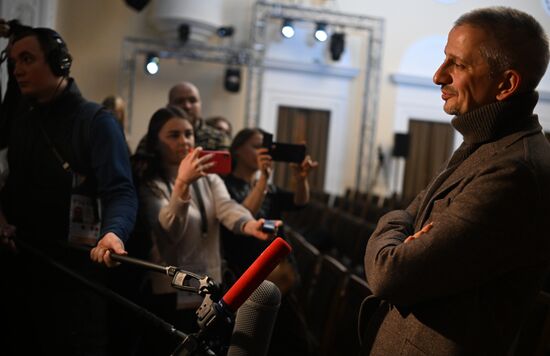 Выставка "Россия". Показ спектакля "Школа этикета"