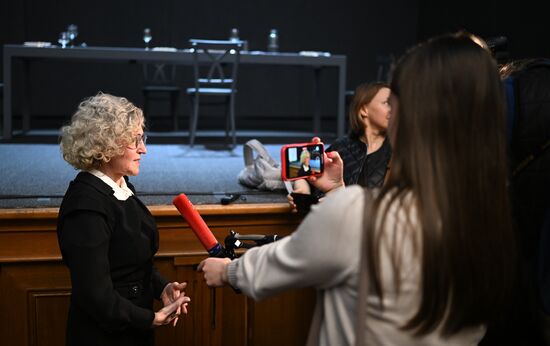 Выставка "Россия". Показ спектакля "Школа этикета"