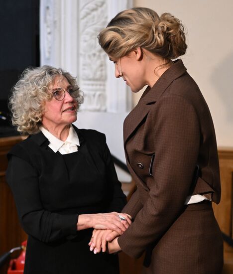 Выставка "Россия". Показ спектакля "Школа этикета"