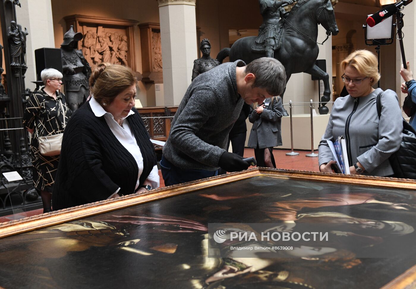 Распаковка картины Антиведуто Граматика "Христос и грешница" перед исследованием