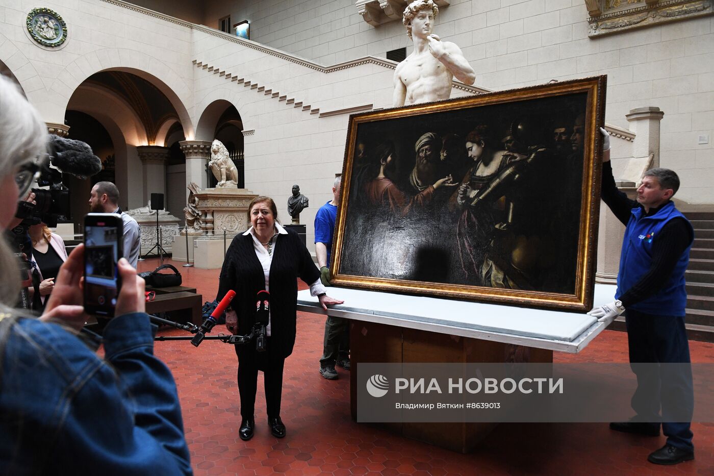Распаковка картины Антиведуто Граматика "Христос и грешница" перед исследованием