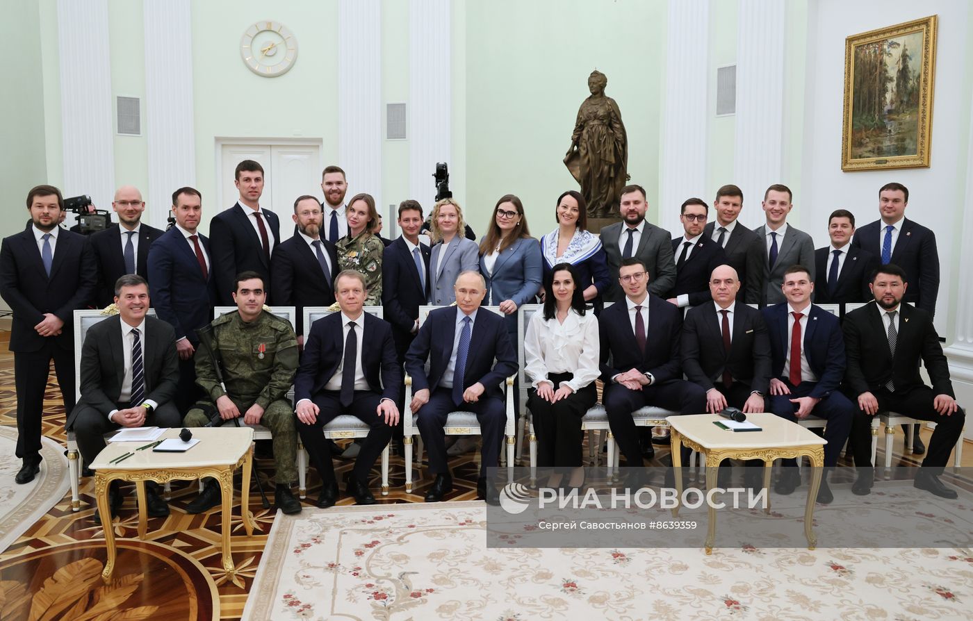 Президент РФ В. Путин встретился с победителями конкурса управленцев "Лидеры России"