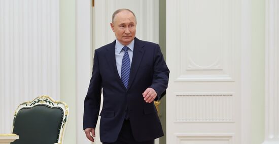 Президент РФ В. Путин встретился с победителями конкурса управленцев "Лидеры России"