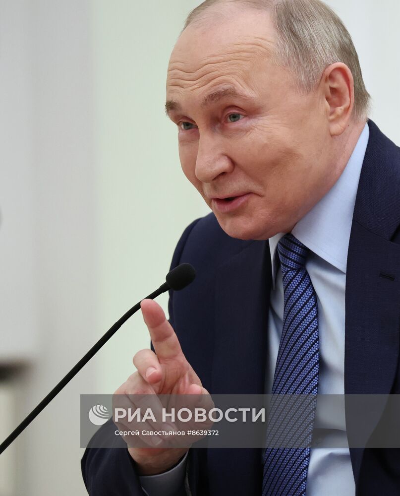 Президент РФ В. Путин встретился с победителями конкурса управленцев "Лидеры России"