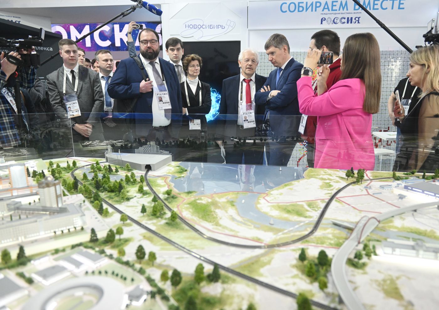 Выставка "Россия". М. Решетников и М. Шадаев осмотрели стенды регионов