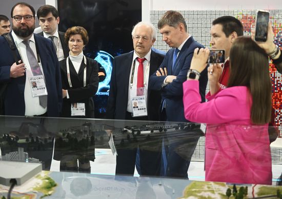 Выставка "Россия". М. Решетников и М. Шадаев осмотрели стенды регионов