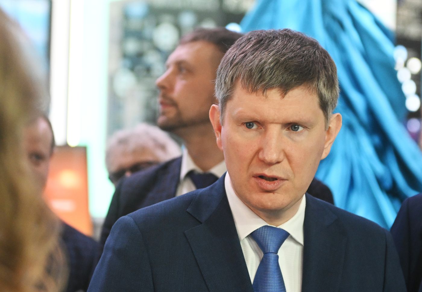 Выставка "Россия". М. Решетников и М. Шадаев осмотрели стенды регионов