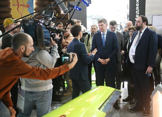 Выставка "Россия". М. Решетников и М. Шадаев осмотрели стенды регионов