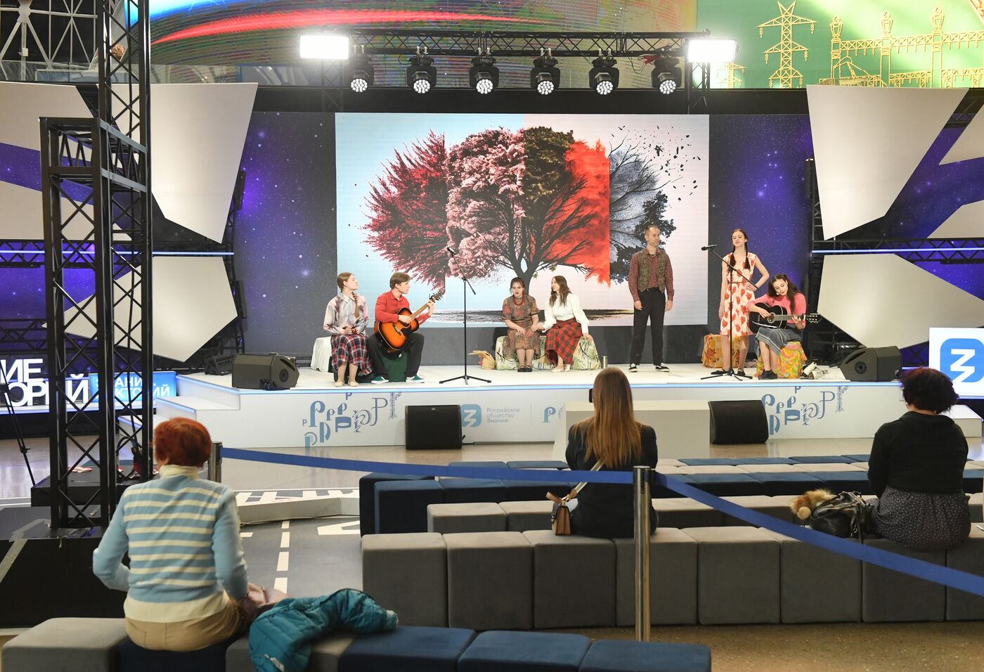 Выставка "Россия". Историко-поэтический спектакль "Любовь. Всесезонье" 