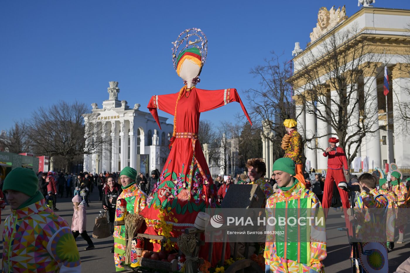 Выставка "Россия". Масленичная неделя: традиция "Лакомая среда или Тещин день"