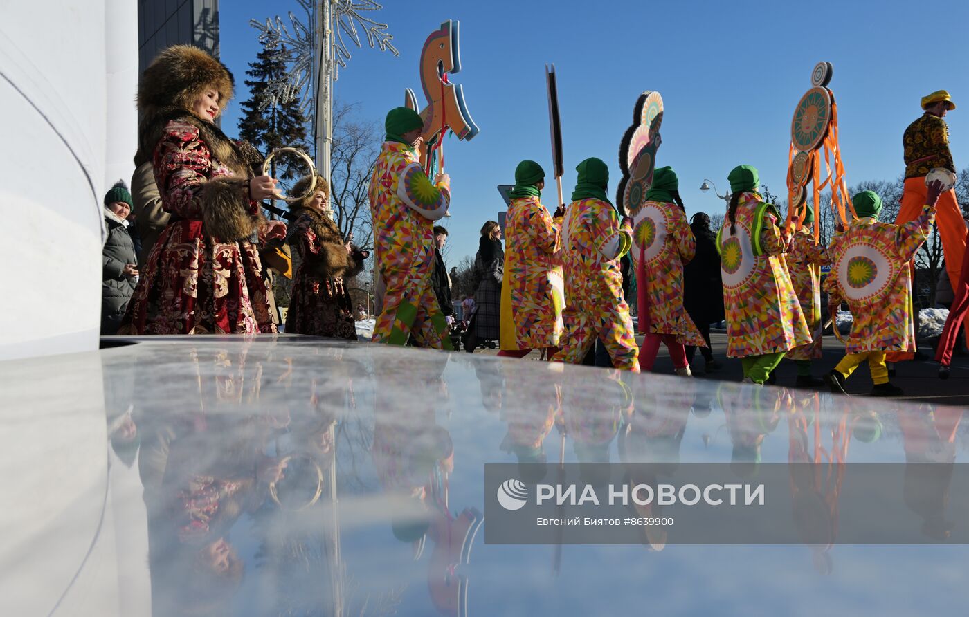 Выставка "Россия". Масленичная неделя: традиция "Лакомая среда или Тещин день"