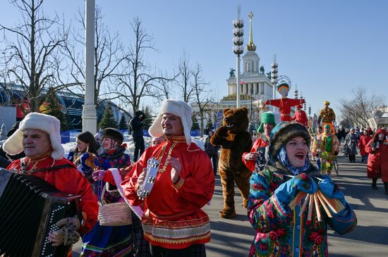 Выставка "Россия". Масленичная неделя: традиция "Лакомая среда или Тещин день"
