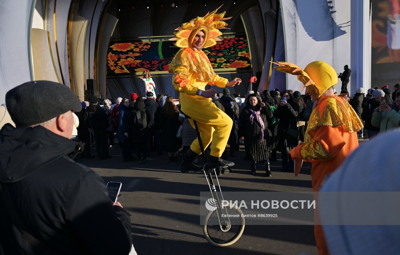 Выставка "Россия". Масленичная неделя: традиция "Лакомая среда или Тещин день"