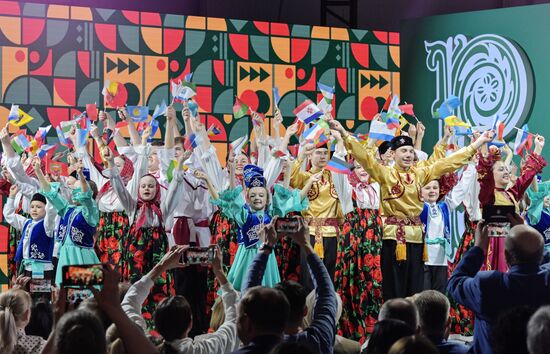 Международная выставка-форум "Россия"
Старт Всероссийской детской Фольклориады Место: Россия. Автор: Евгений Биятов/РИА Новости. Выставка "Россия". Старт Всероссийской детской Фольклориады