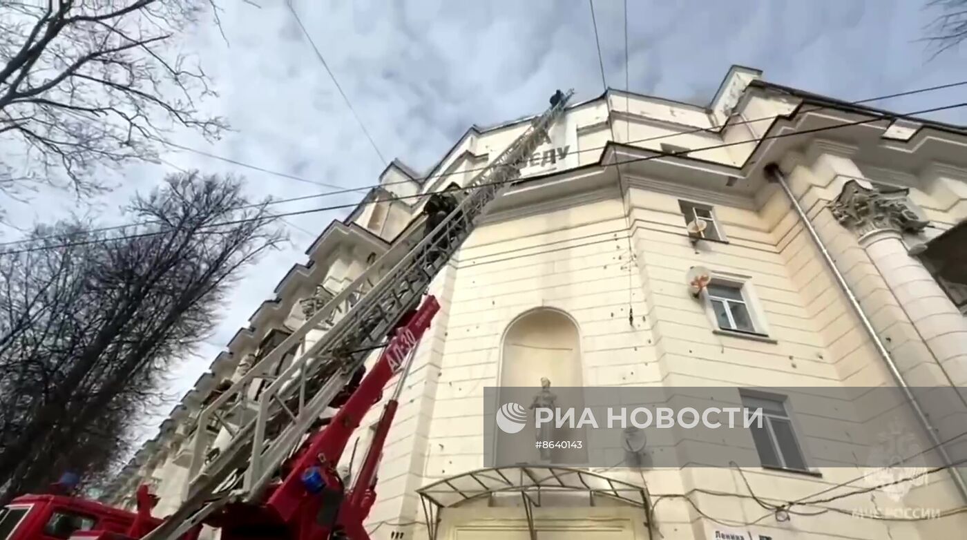 Кровля пятиэтажного дома загорелась в Ярославле