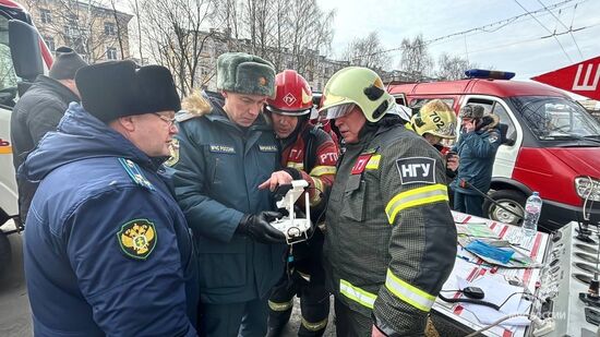 Кровля пятиэтажного дома загорелась в Ярославле