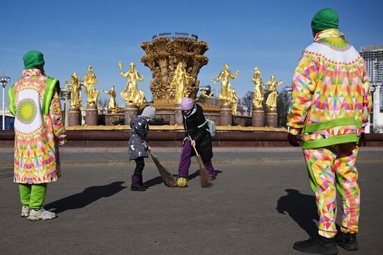 Международная выставка-форум "Россия"
Масленичная неделя
Масленичные забавы, площадь перед Главной уличной сценой
Место: Россия, Москва. Автор: Кирилл Зыков/РИА Новости. Выставка "Россия". Масленичная неделя
