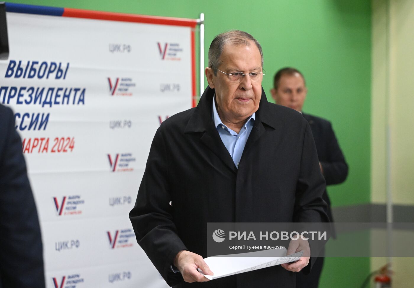 Глава МИД РФ С. Лавров проголосовал на выборах президента РФ