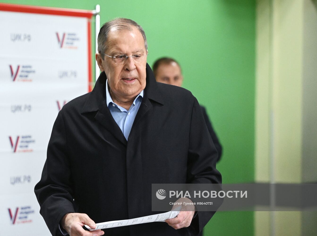 Глава МИД РФ С. Лавров проголосовал на выборах президента РФ