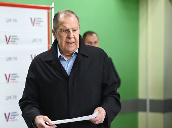 Глава МИД РФ С. Лавров проголосовал на выборах президента РФ
