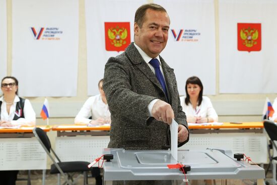 Зампред Совбеза РФ Медведев проголосовал на выборах президента РФ