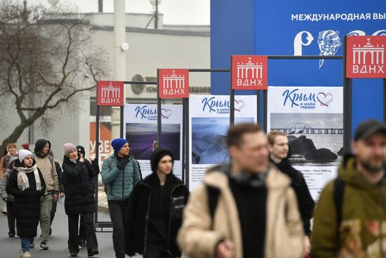 Международная выставка-форум "Россия"
Фотовыставка "Крым в сердце моем", Аллея космонавтов на ВДНХ Место: Россия, Москва. Автор: Михаил Воскресенский/РИА Новости. Выставка "Россия". Фотовыставка "Крым в сердце моем"