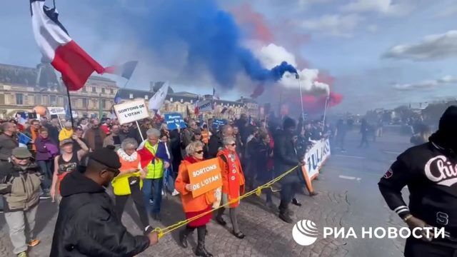 Акция "за мир" в Париже против поддержки Украины