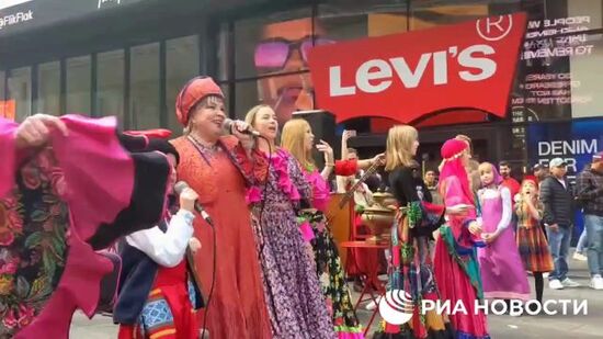 Масленица с блинами, самоваром и танцами в центре Нью-Йорка 