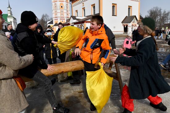 Празднование Масленицы в регионах России