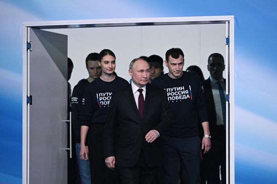 В. Путин встретился с доверенными лицами в избирательном штабе
