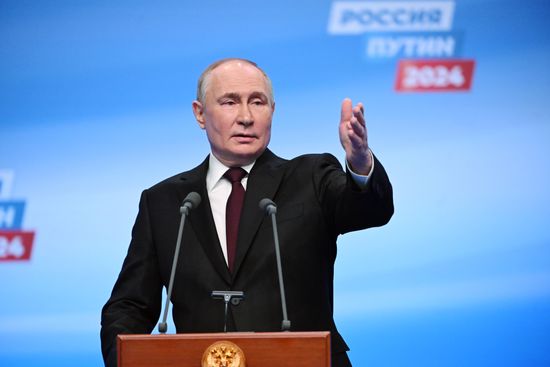 В. Путин встретился с доверенными лицами в избирательном штабе