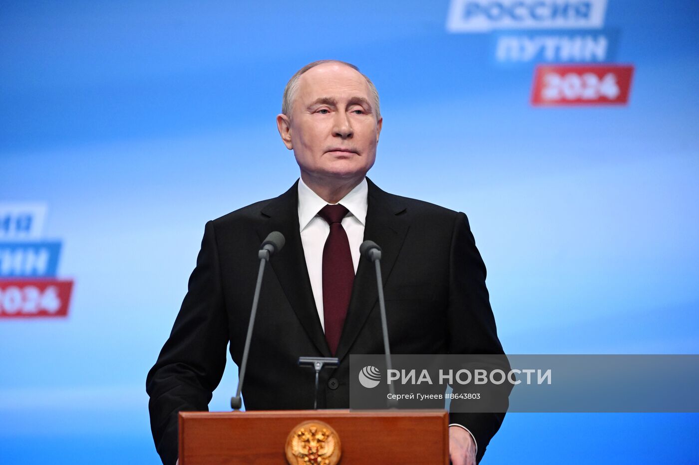 В. Путин встретился с доверенными лицами в избирательном штабе