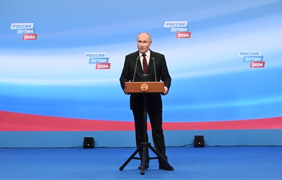 В. Путин встретился с доверенными лицами в избирательном штабе