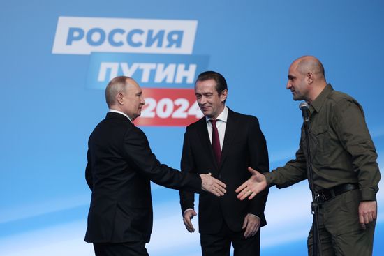 В. Путин встретился с доверенными лицами в избирательном штабе