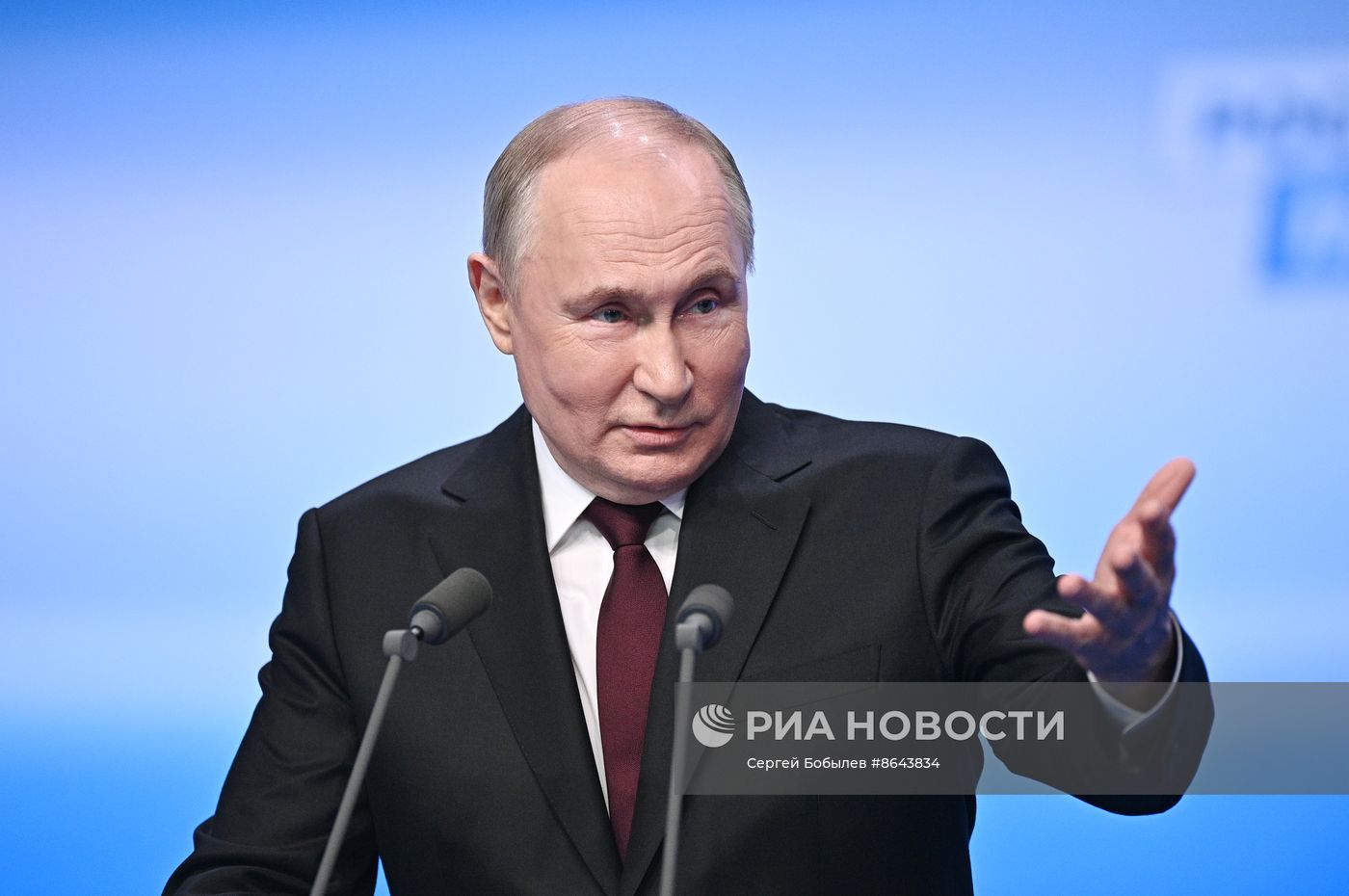 В. Путин встретился с доверенными лицами в избирательном штабе