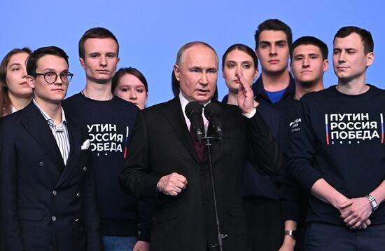 В. Путин встретился с доверенными лицами в избирательном штабе