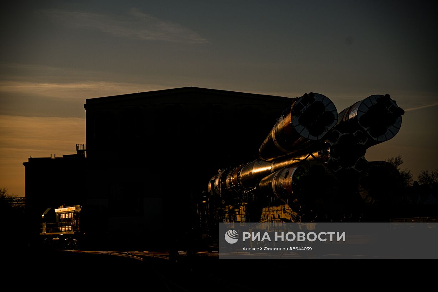 РН "Союз-2.1а" с пилотируемым кораблем "Союз МС-25" установили на стартовый комплекс космодрома Байконур