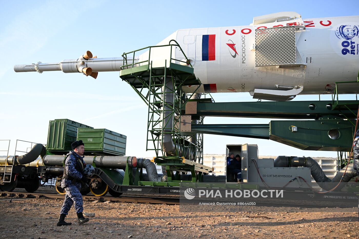 РН "Союз-2.1а" с пилотируемым кораблем "Союз МС-25" установили на стартовый комплекс космодрома Байконур