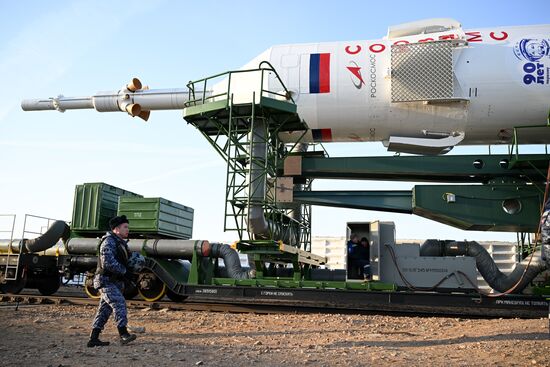 РН "Союз-2.1а" с пилотируемым кораблем "Союз МС-25" установили на стартовый комплекс космодрома Байконур