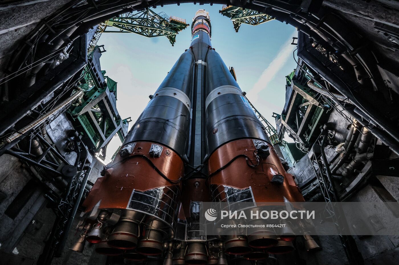 РН "Союз-2.1а" с пилотируемым кораблем "Союз МС-25" установили на стартовый комплекс космодрома Байконурзап