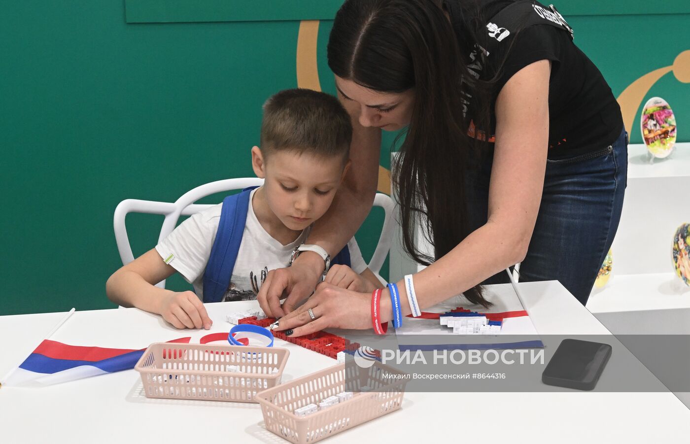 Выставка "Россия". "Русская весна. 10 лет Вместе" 