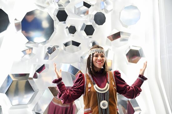 Международная выставка-форум "Россия"
Экскурсия для международных наблюдателей на выборах президента РФ Место: Россия, Москва. Автор: Максим Блинов/РИА Новости. Выставка "Россия". Международные наблюдатели за выборами президента РФ посетили выставку