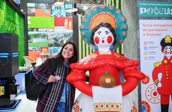 Международная выставка-форум "Россия"
Экскурсия для международных наблюдателей на выборах президента РФ
Стенд Кировской области, дымковская игрушка Место: Россия, Москва. Автор: Максим Блинов/РИА Новости. Выставка "Россия". Международные наблюдатели за выборами президента РФ посетили выставку