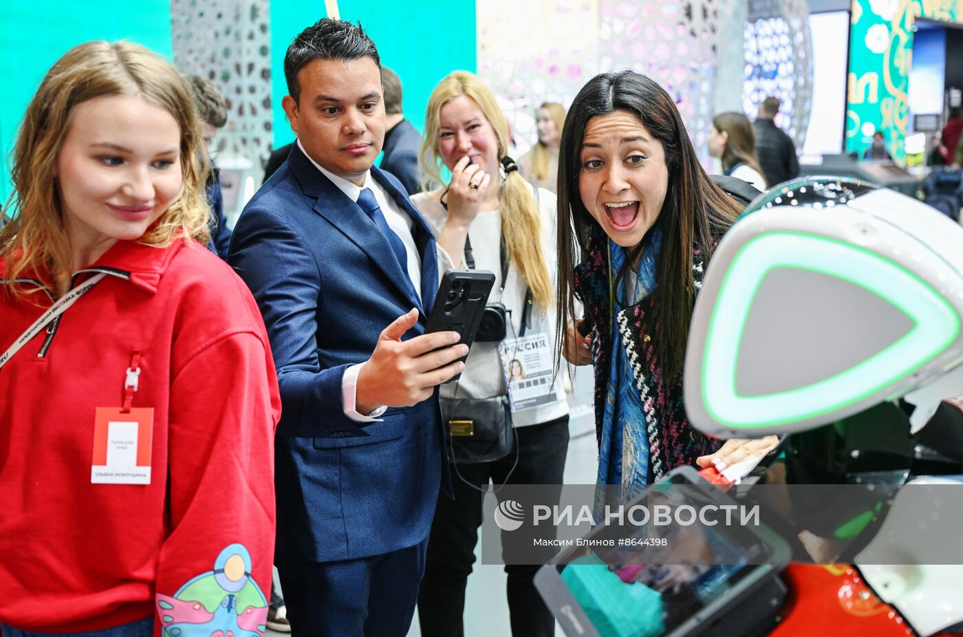 Выставка "Россия". Международные наблюдатели за выборами президента РФ посетили выставку