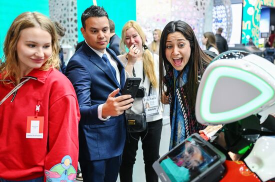 Международная выставка-форум "Россия"
Экскурсия для международных наблюдателей на выборах президента РФ Место: Россия, Москва. Автор: Максим Блинов/РИА Новости. Выставка "Россия". Международные наблюдатели за выборами президента РФ посетили выставку