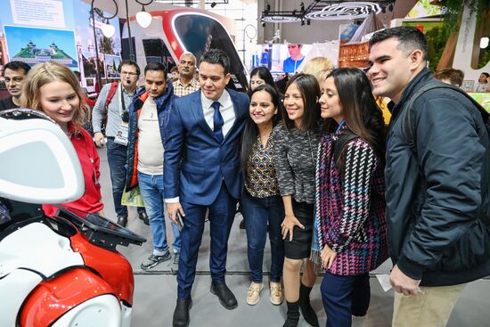 Международная выставка-форум "Россия"
Экскурсия для международных наблюдателей на выборах президента РФ Место: Россия, Москва. Автор: Максим Блинов/РИА Новости. Выставка "Россия". Международные наблюдатели за выборами президента РФ посетили выставку