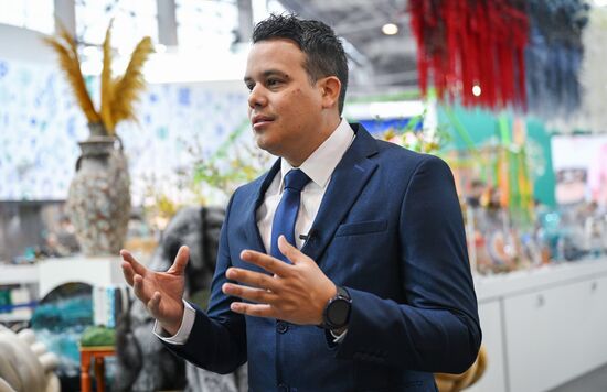 Международная выставка-форум "Россия"
Экскурсия для международных наблюдателей на выборах президента РФ Место: Россия, Москва. Автор: Максим Блинов/РИА Новости. Выставка "Россия". Международные наблюдатели за выборами президента РФ посетили выставку