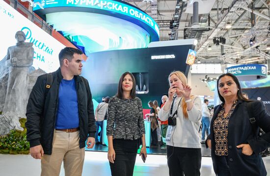 Международная выставка-форум "Россия"
Экскурсия для международных наблюдателей на выборах президента РФ Место: Россия, Москва. Автор: Максим Блинов/РИА Новости. Выставка "Россия". Международные наблюдатели за выборами президента РФ посетили выставку